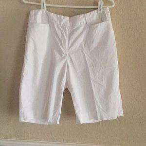 Liz Claiborne White Women's Shorts (Petite 8)